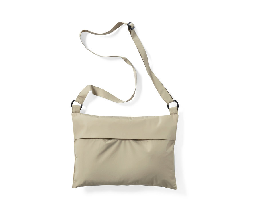 Beżowa torba na ramię z paskiem na ramię.