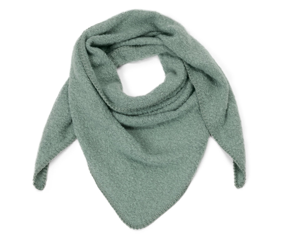 Jasnozielony trójkątny szal o wyglądzie bukle leży na białym tle.