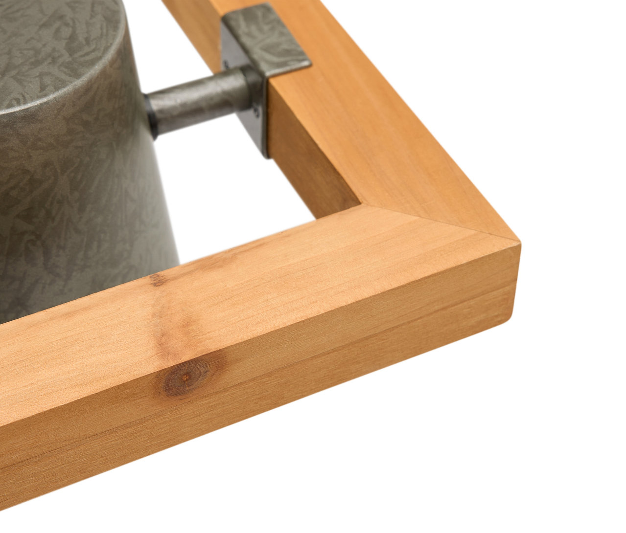 Szczegół ramy z metalowym wiadrem.