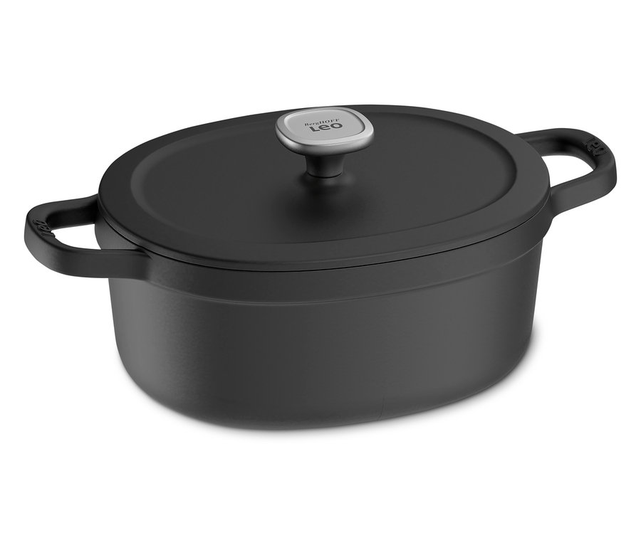 Czarny, owalny żeliwny brytfanna BergHOFF z pokrywką stoi na białym tle.