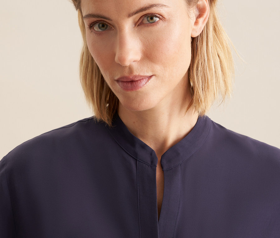 Portret blondwłosej kobiety w tunice z wiskozy Seidensticker.