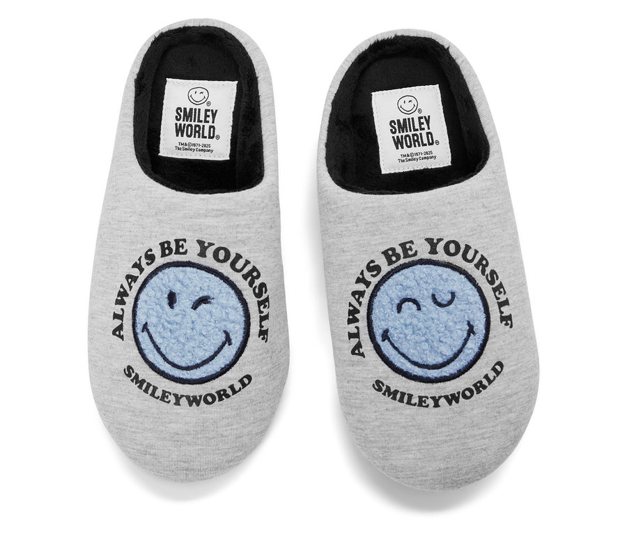 Dwa szare kapcie z niebieską buźką i napisem Always Be Yourself.