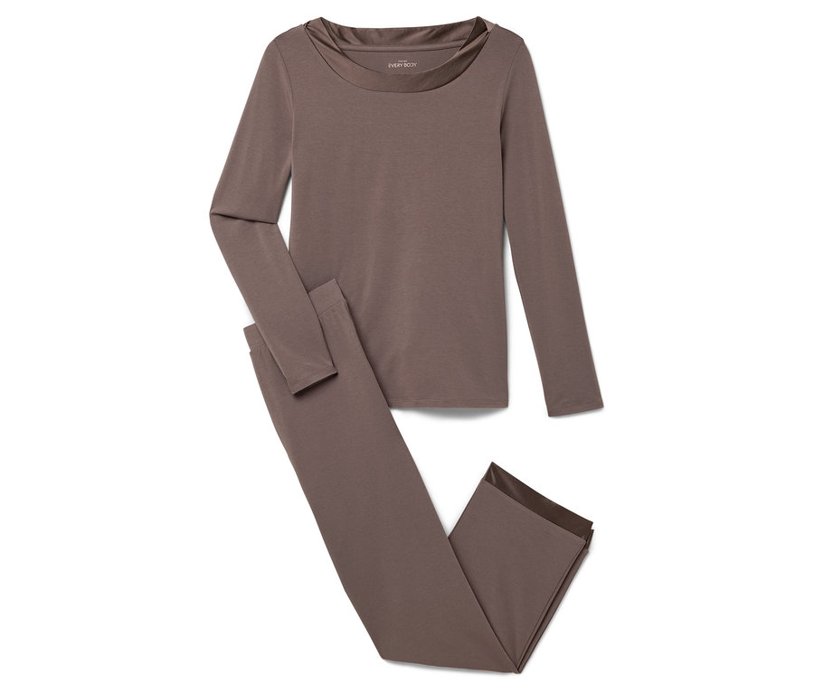 Brązowa piżama z długim rękawem i spodniami leży na białym tle.