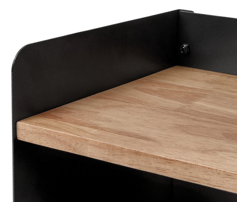 Szczegół szerokiego regału na drewno kominkowe z półką.