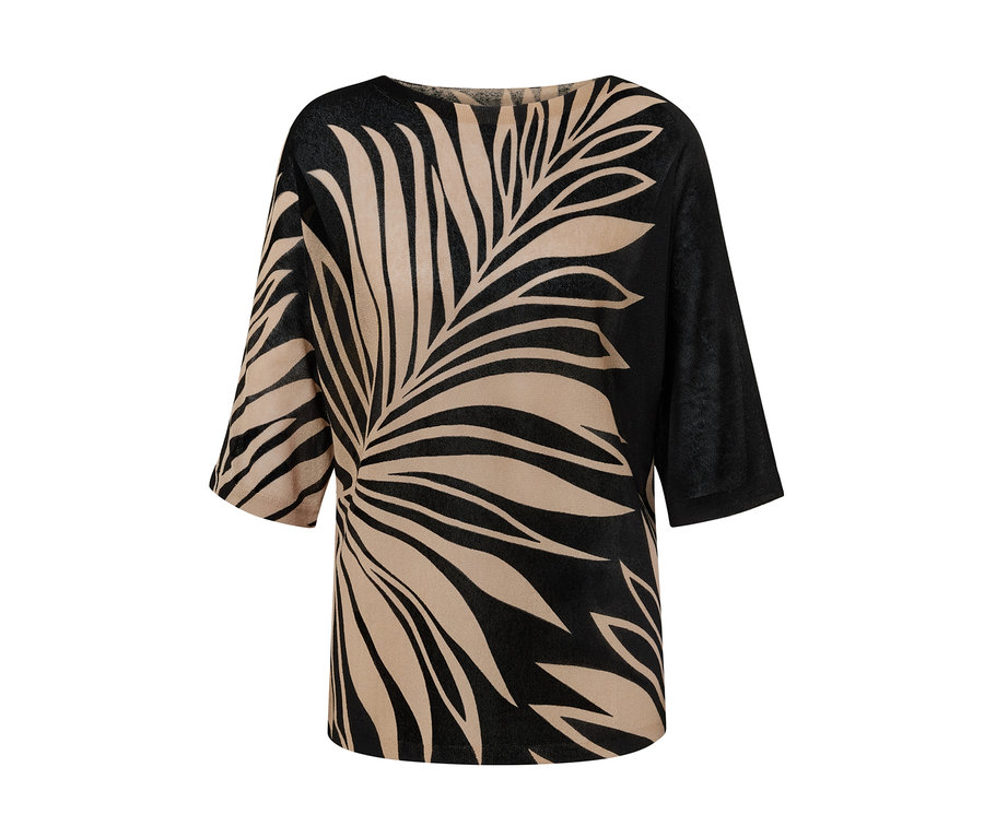 Zbliżenie na cienki sweter z nadrukiem.