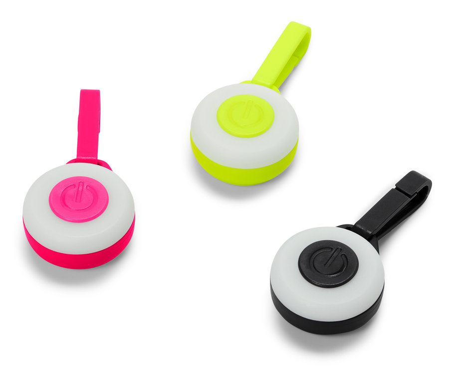 Trzy okrągłe lampki z klipsami w kolorach różowym, zielonym i czarnym.