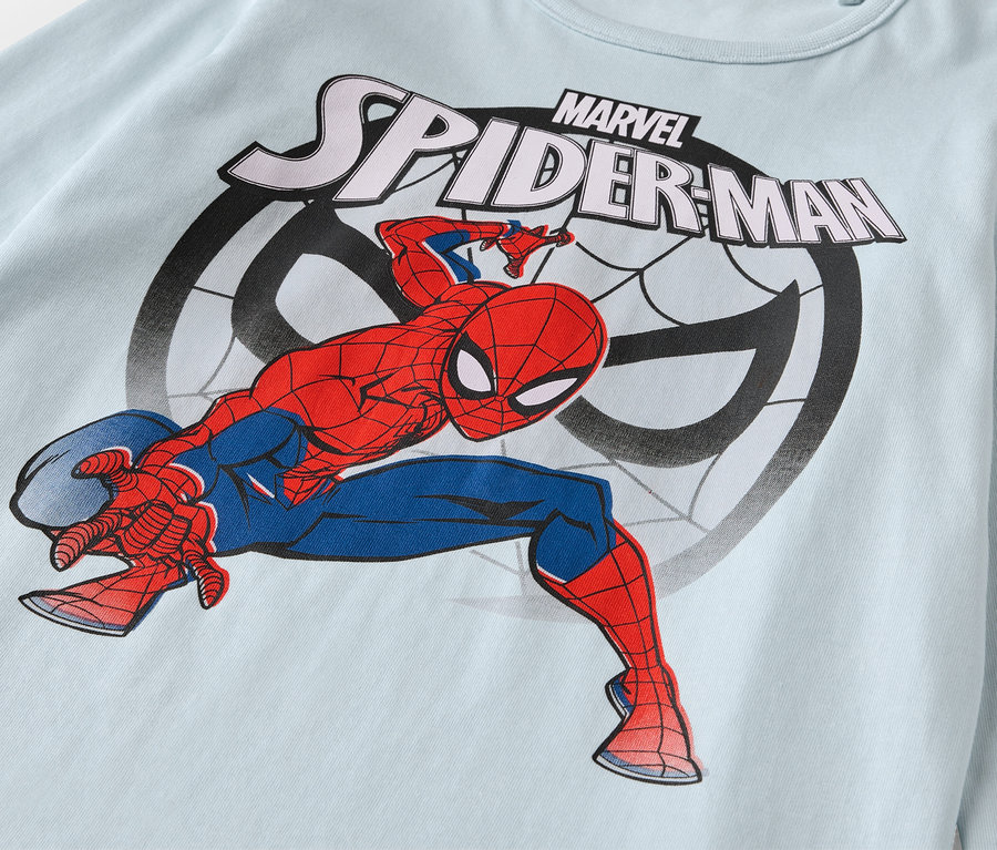 Jasnoniebieska koszulka z nadrukiem Spidermana z piżamy dziecięcej.