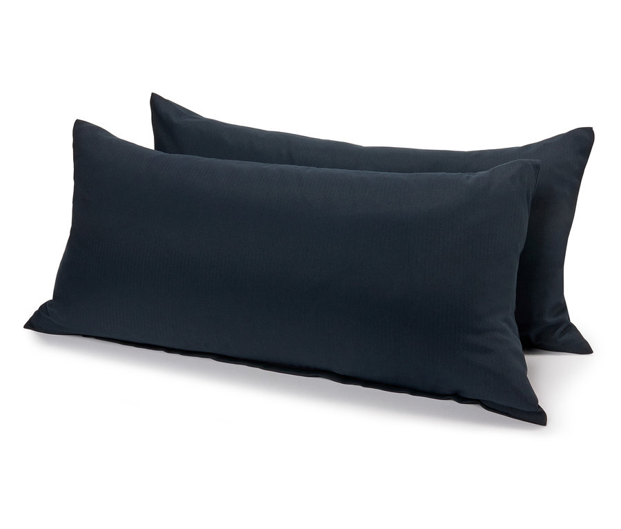 Dwie granatowe poduszki leżą na białym tle.