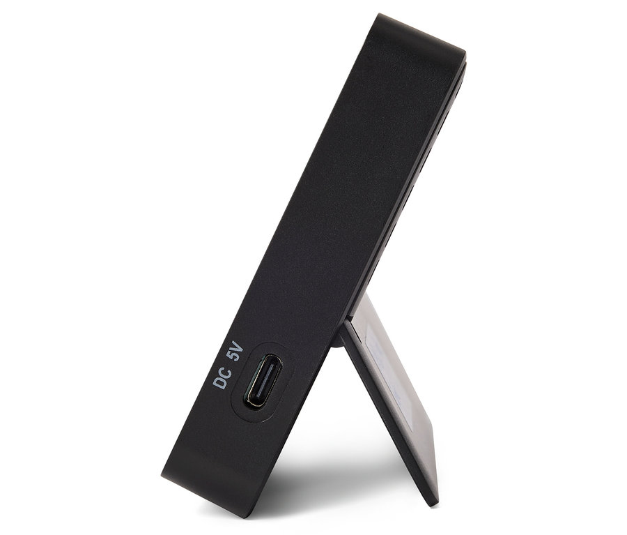 Czarny czytnik e-booków z portem USB i podstawką.