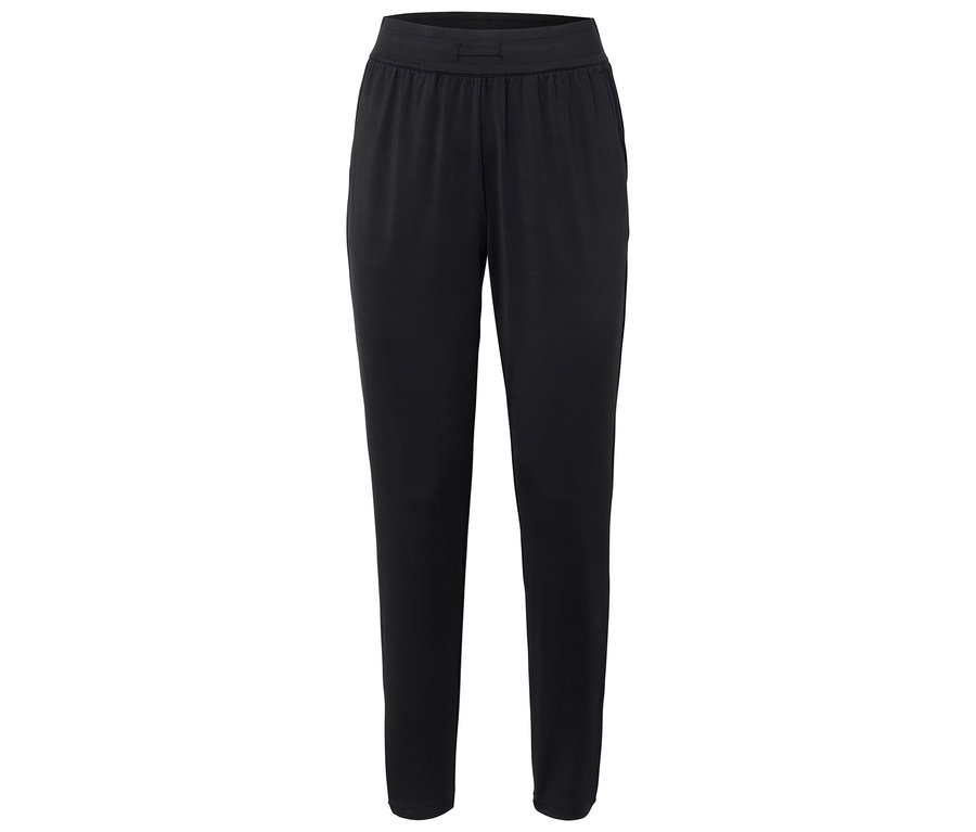 Czarne spodnie z gumką w pasie.