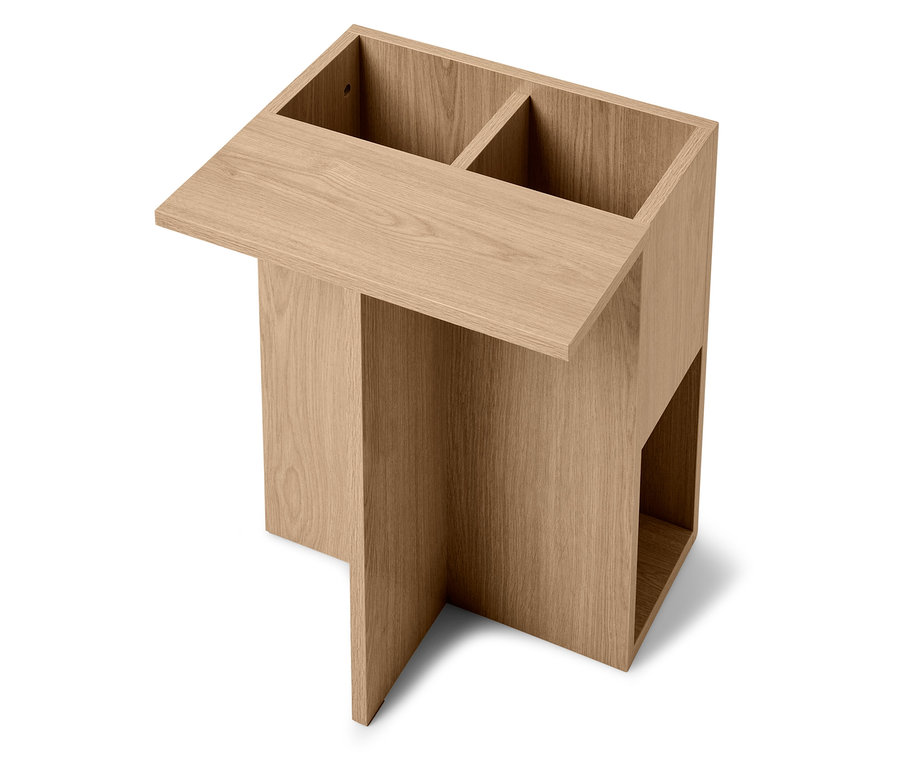 Szczegółowy widok drewnianego stolika z dwoma przegródkami na górze i jedną otwartą przegródką na dole.
