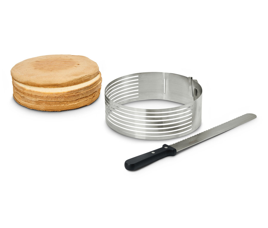 Stos okrągłych warstw ciasta obok regulowanego pierścienia do krojenia ciast i noża z ząbkami.