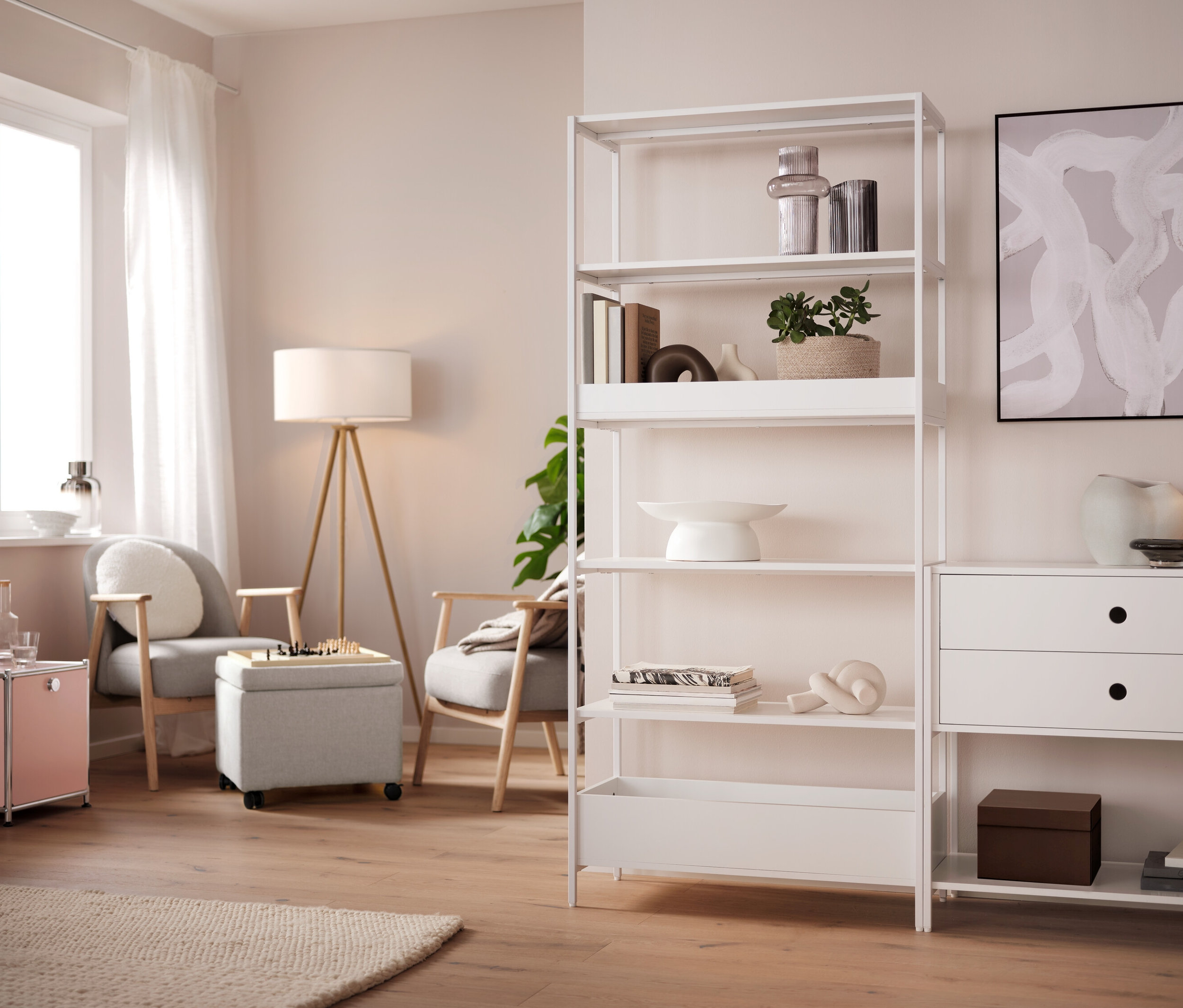 Szara akumulatorowa lampa stołowa LED stoi na stole.