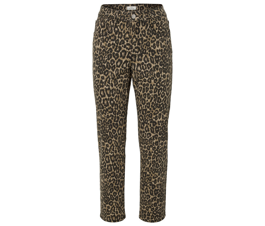 Spodnie w cętki leżą na białym tle.