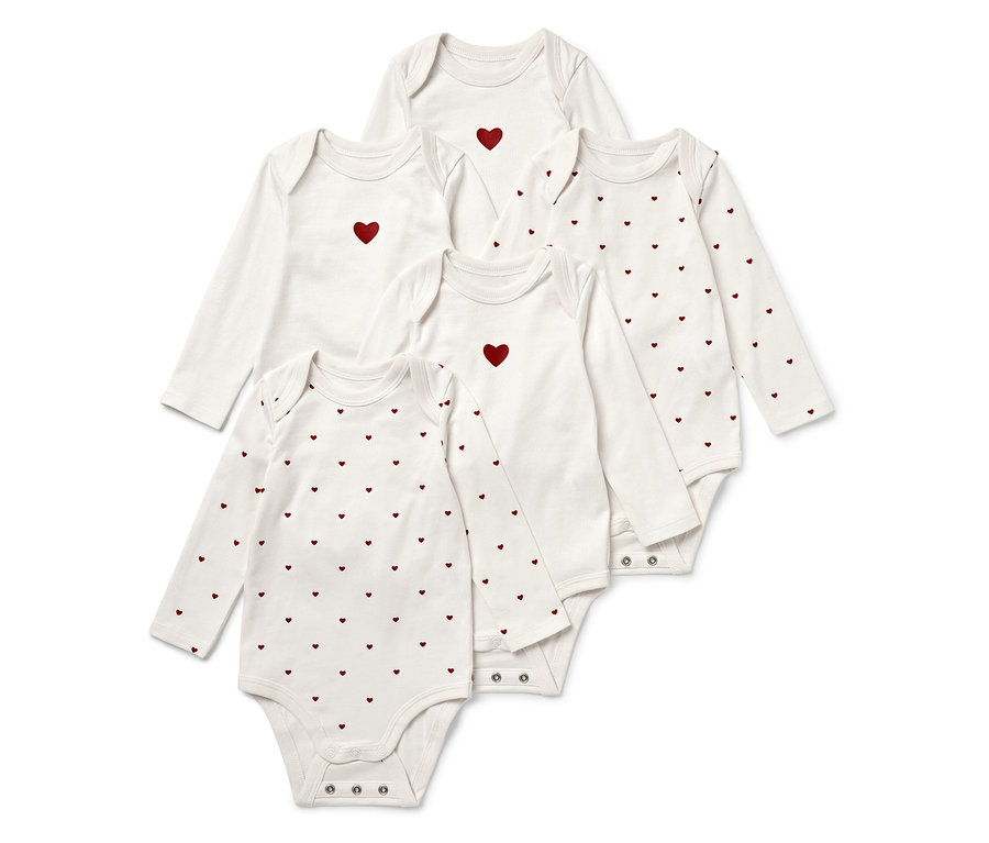 Pięć białych body niemowlęcych z długim rękawem, niektóre z czerwonym sercem pośrodku, inne z nadrukiem czerwonych serc.