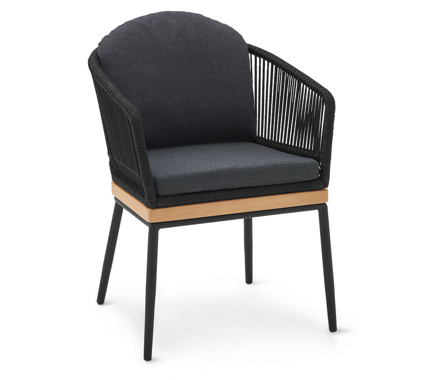 Krzesło ogrodowe z plecionką tekstylną, z antracytowymi poduszkami na jasnym drewnie i czarnych nogach.