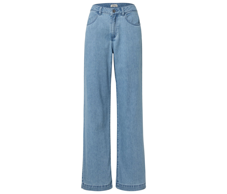 Jasne, szerokie spodnie jeansowe z kieszeniami i zapięciem na guziki.