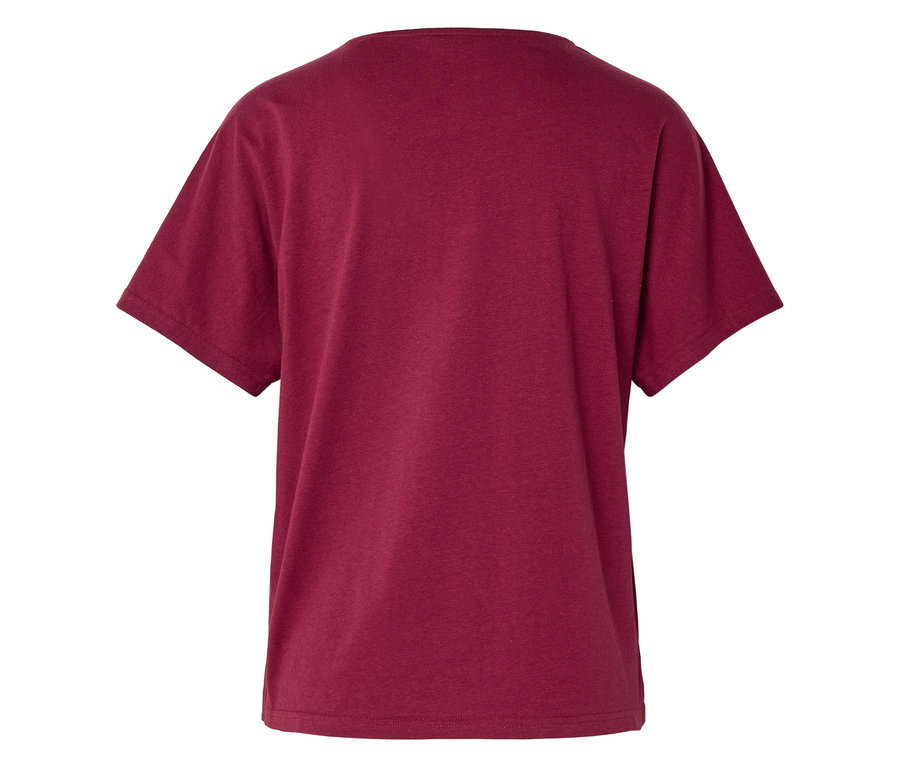 Zdjęcie z bliska prostego, bordowego T-shirtu od tyłu.
