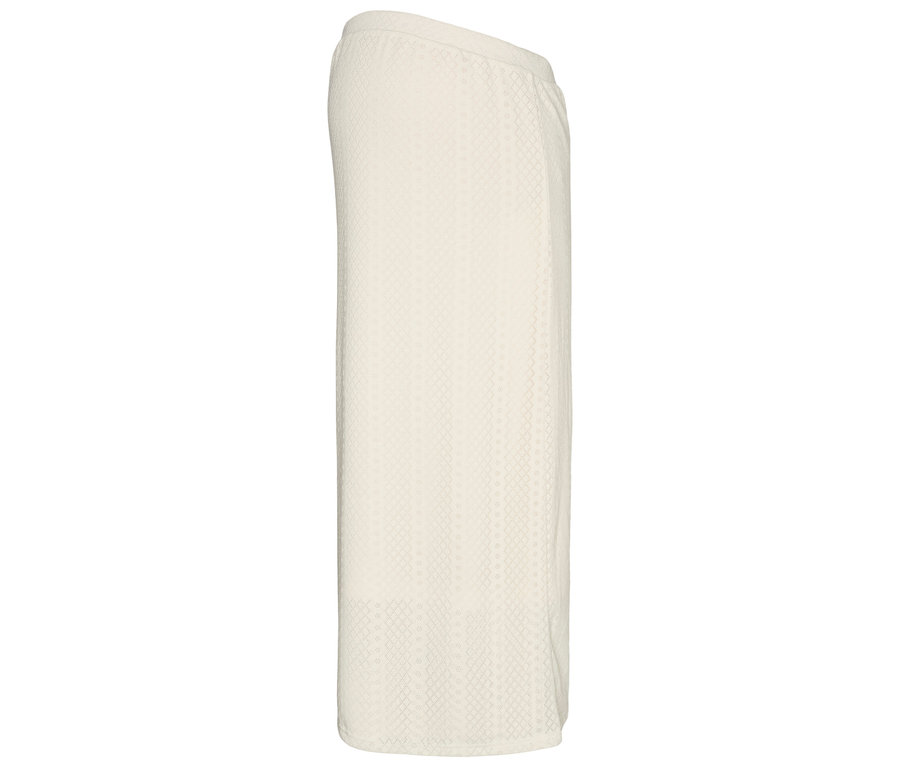 Na białym tle widać kremową spódnicę z delikatnym geometrycznym wzorem.