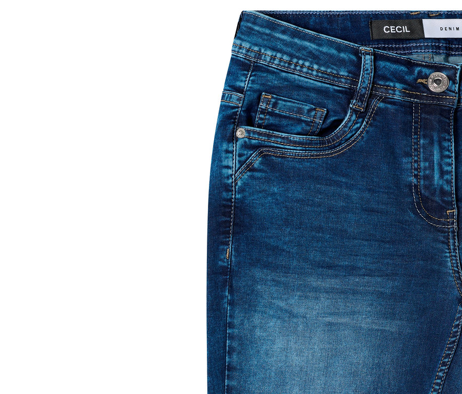 Zbliżenie na dżinsy CECIL „Scarlett” w ciemnym odcieniu, z kieszeniami i logo.