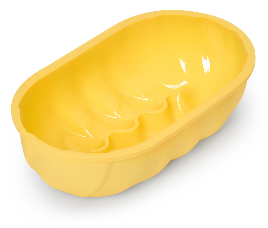 Żółta, owalna forma do ciasta z pofalowanym dnem.