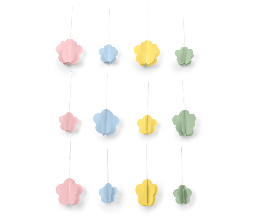 Dekoracyjne papierowe kwiaty w kolorach różowym, niebieskim, żółtym i zielonym wiszą na nitkach na białym tle.