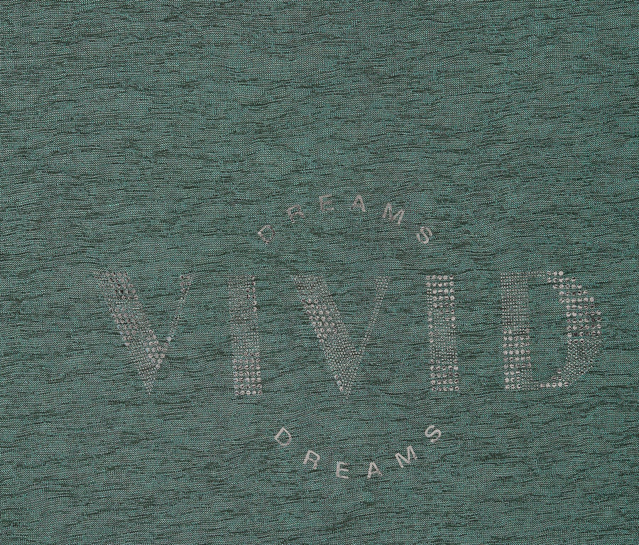Zbliżenie miętowo-zielonego materiału z srebrnym napisem "Vivid Dreams".