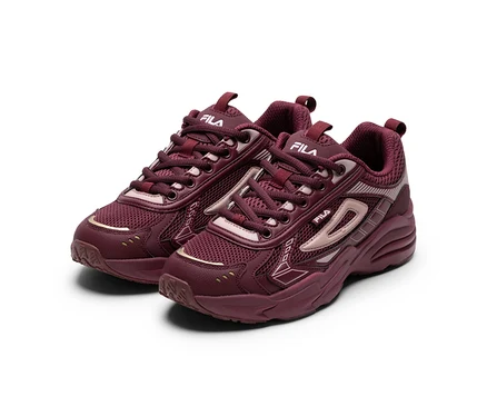Para bordowych sneakersów Fila z siateczkowymi i syntetycznymi nakładkami, złotymi akcentami i białymi logo Fila, na białym tle.