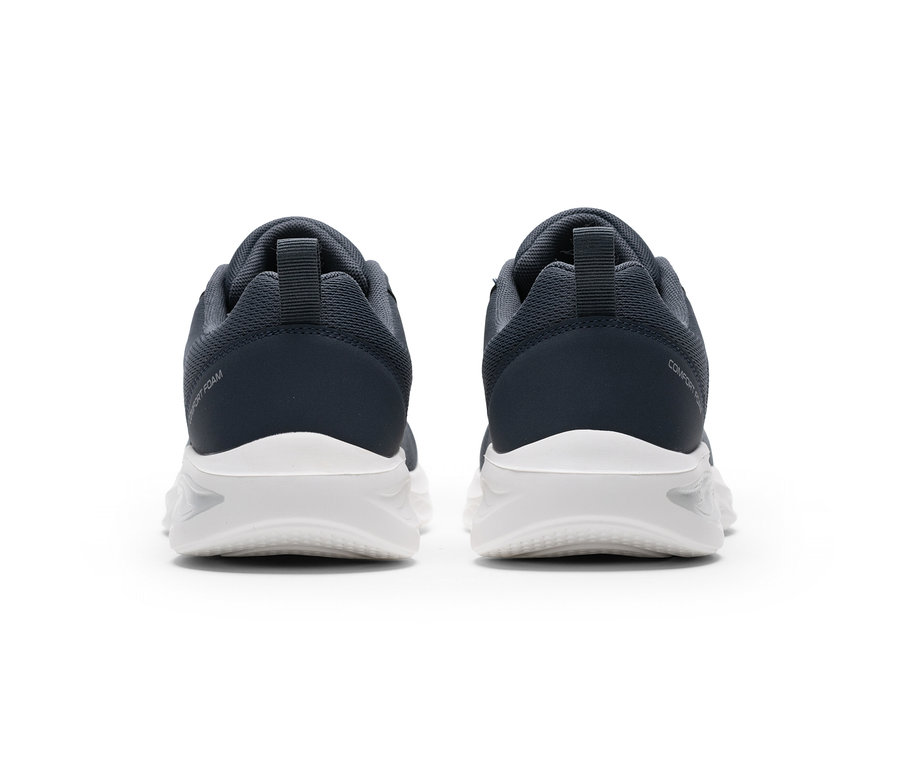 Dwa ciemnoszare buty sportowe z białymi podeszwami, widoczne od tyłu. Na lewym bucie napis „COMFORT FOAM”, na prawym „COMFORT”.