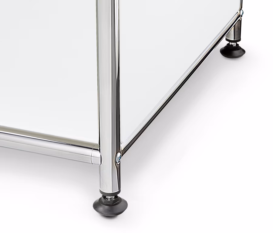 Detal metalowej szafki typu sideboard z 2 klapami, biała.