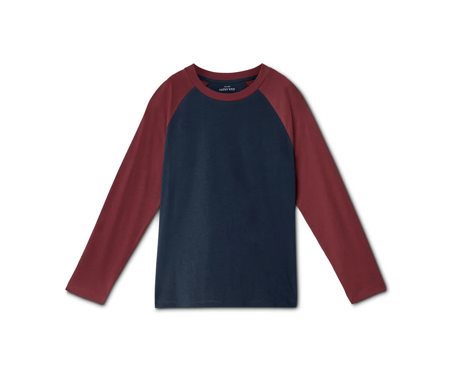 Koszulka z długim rękawem typu raglan, z granatowym korpusem i bordowymi rękawami, z małą metką „HAPPY KIDS” przy kołnierzu.
