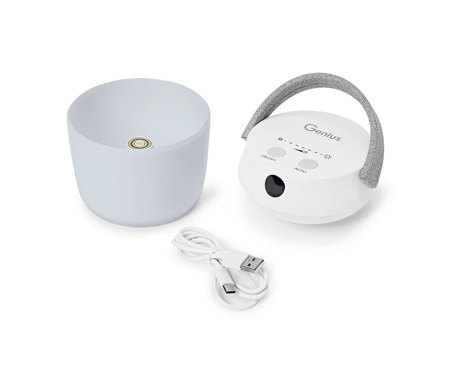Białe, przenośne, okrągłe urządzenie z szarym uchwytem z tkaniny, obok białego dyfuzora w kształcie misy i zwiniętego kabla USB-C.