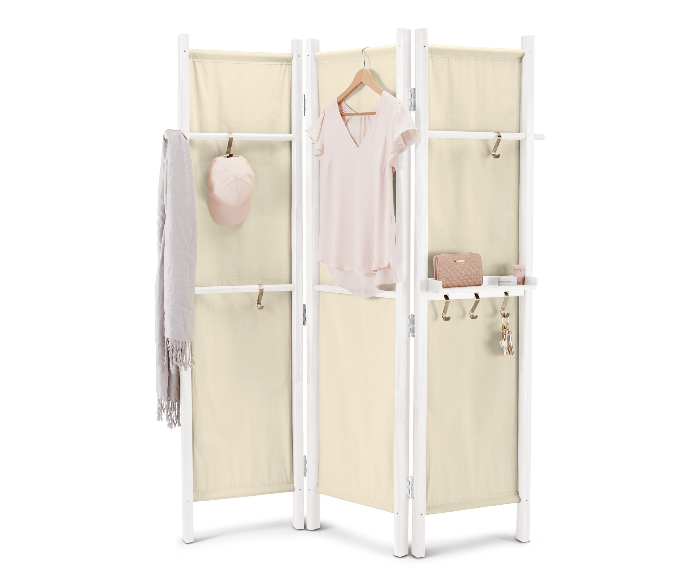 Biały parawan z beżową tkaniną, na którym wiszą ubrania i akcesoria.