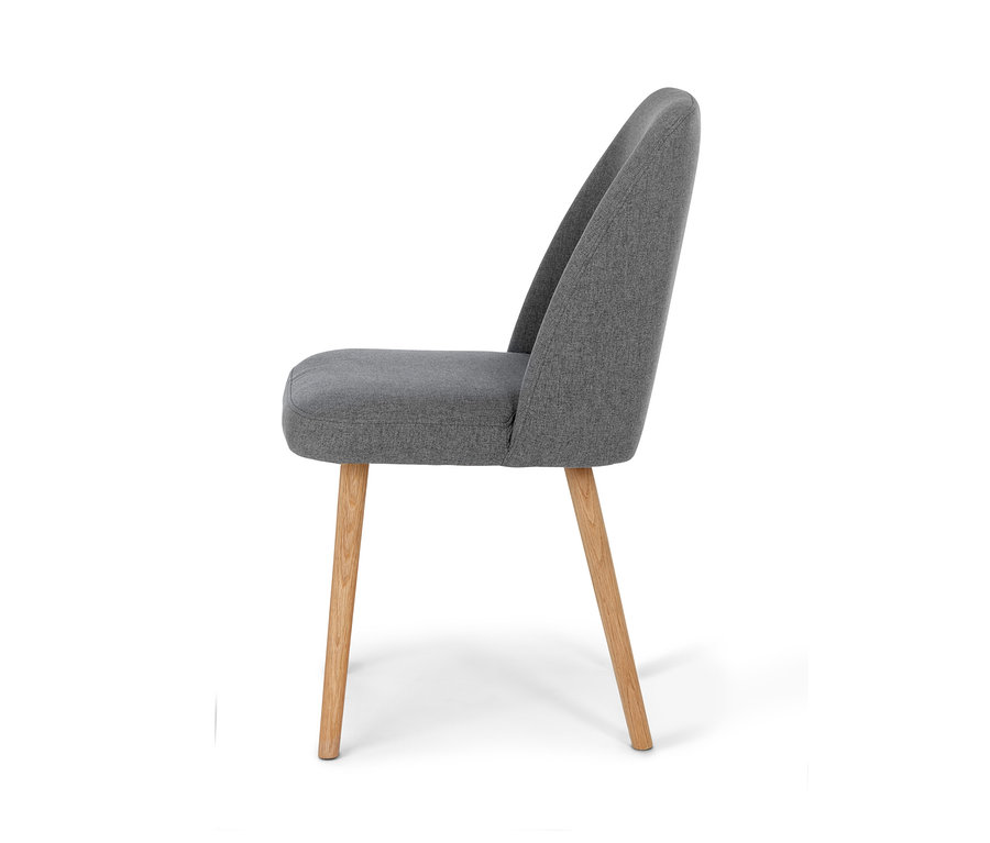 Boczny widok na krzesło tapicerowane z drewnianymi nogami.