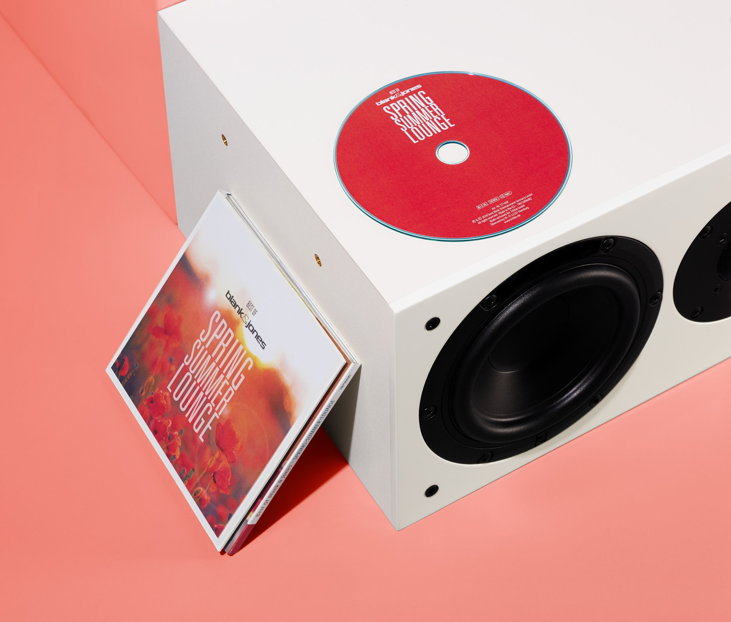 Czerwona płyta CD i okładka albumu »Best of Blank & Jones: Spring Summer Lounge« oparte o biały głośnik.