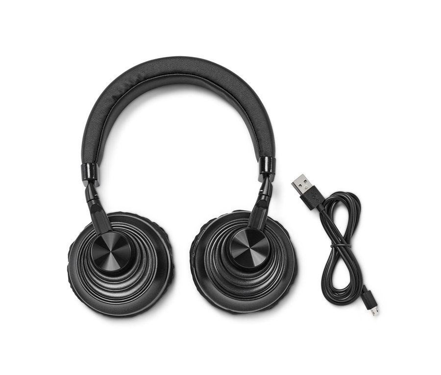 Czarne słuchawki nauszne Bluetooth® z kablem leżą na białym tle.