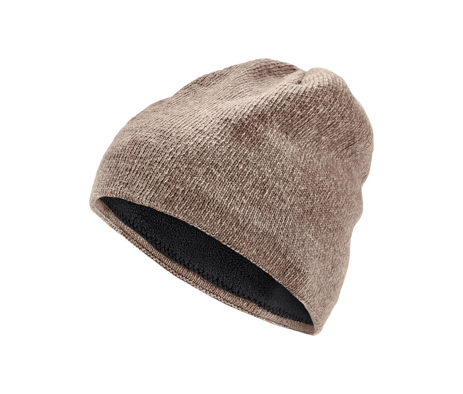 Brązowa czapka z dzianiny.