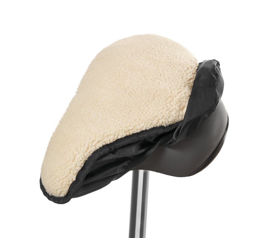 Szczegółowe zdjęcie pokrowca na siodełko rowerowe 2 w 1 z beżową skórą jagnięcą i czarną nylonową lamówką.