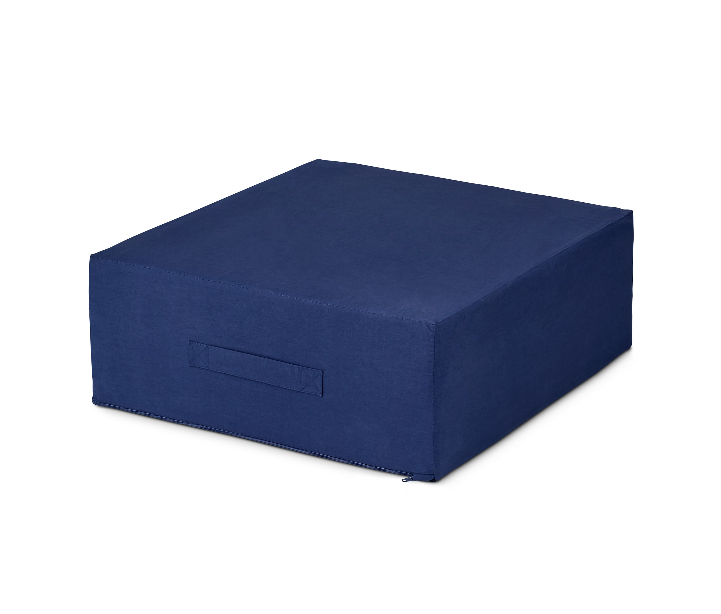 Niebieski materac dla gości na białym tle.