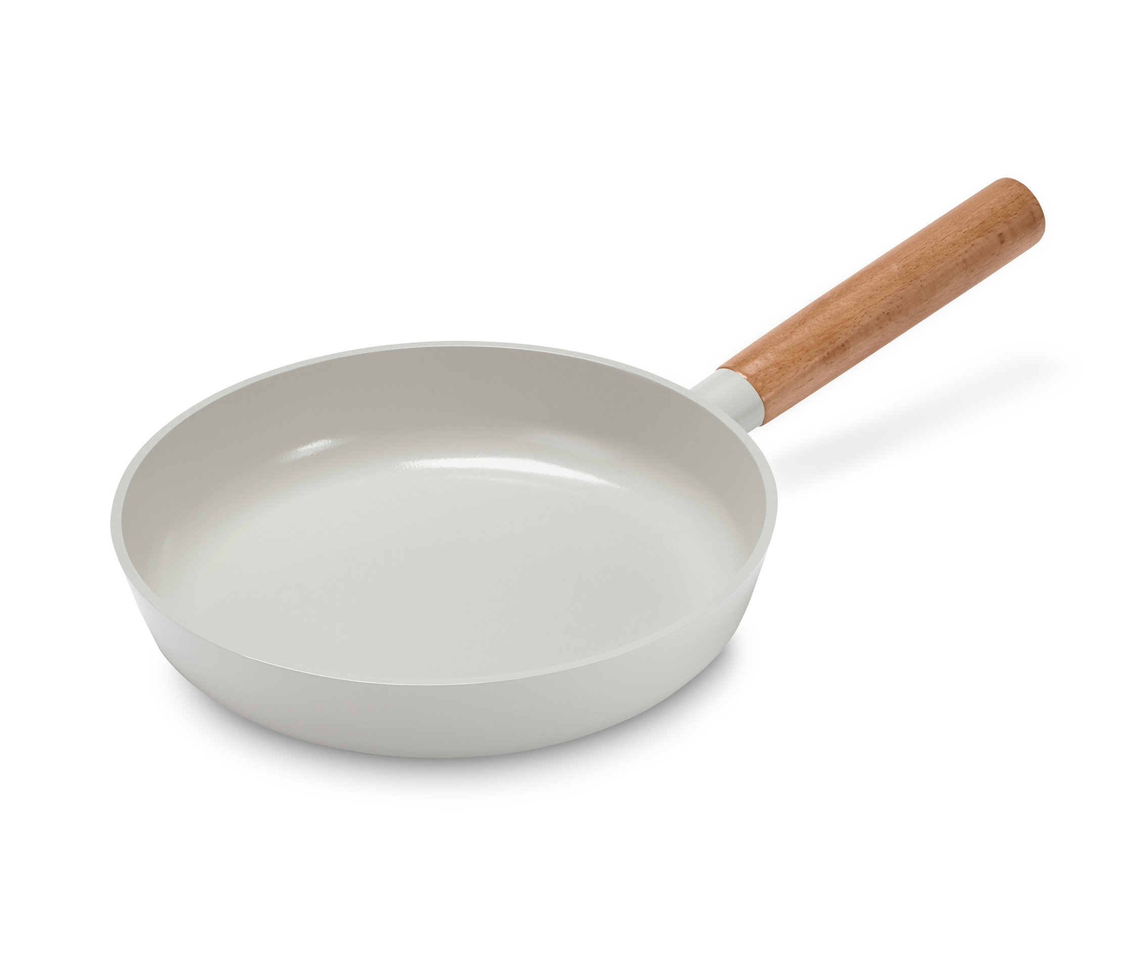 Biała patelnia o średnicy około 24 cm z drewnianą rączką.