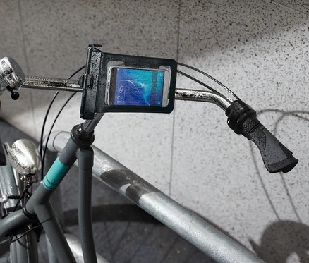 Zbliżenie na kierownicę roweru z uchwytem rowerowym na smartfon.