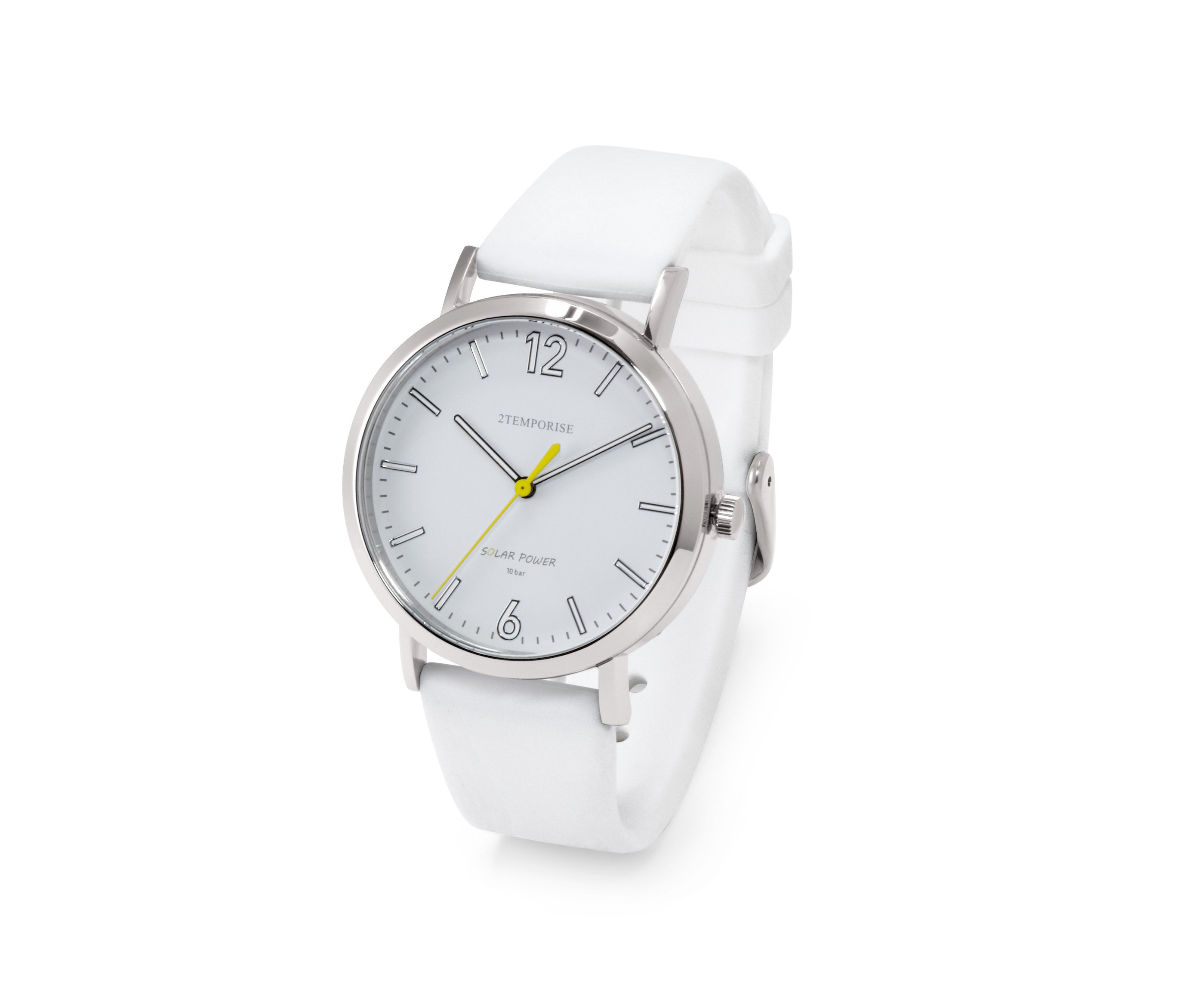 Zbliżenie damskiego zegarka solarnego ze stali nierdzewnej z silikonowym paskiem.