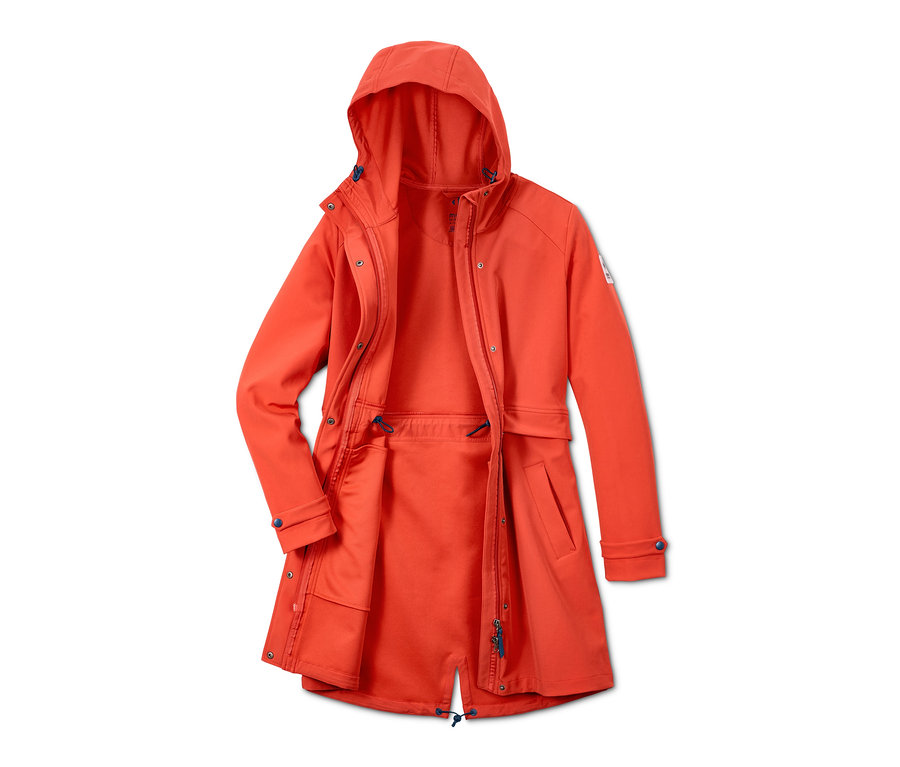 Pomarańczowy, rozpięty płaszcz softshell z kapturem z bliska.