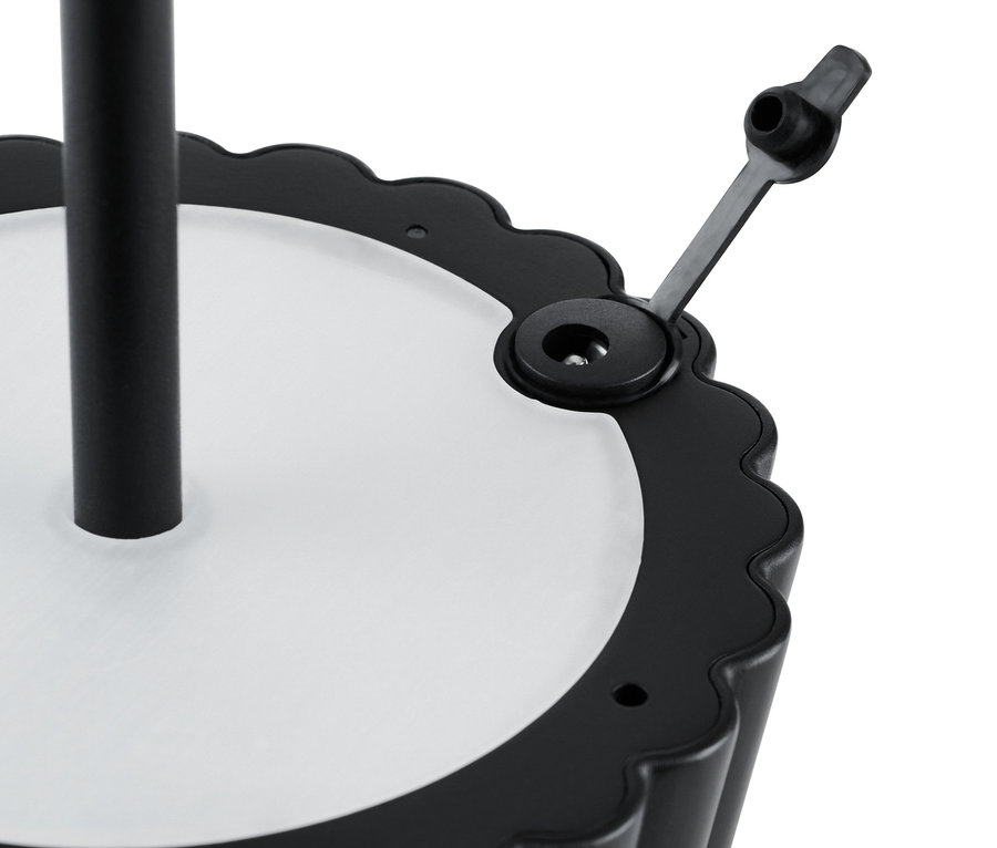 Szczegół podstawy lampy stojącej LED z akumulatorem.