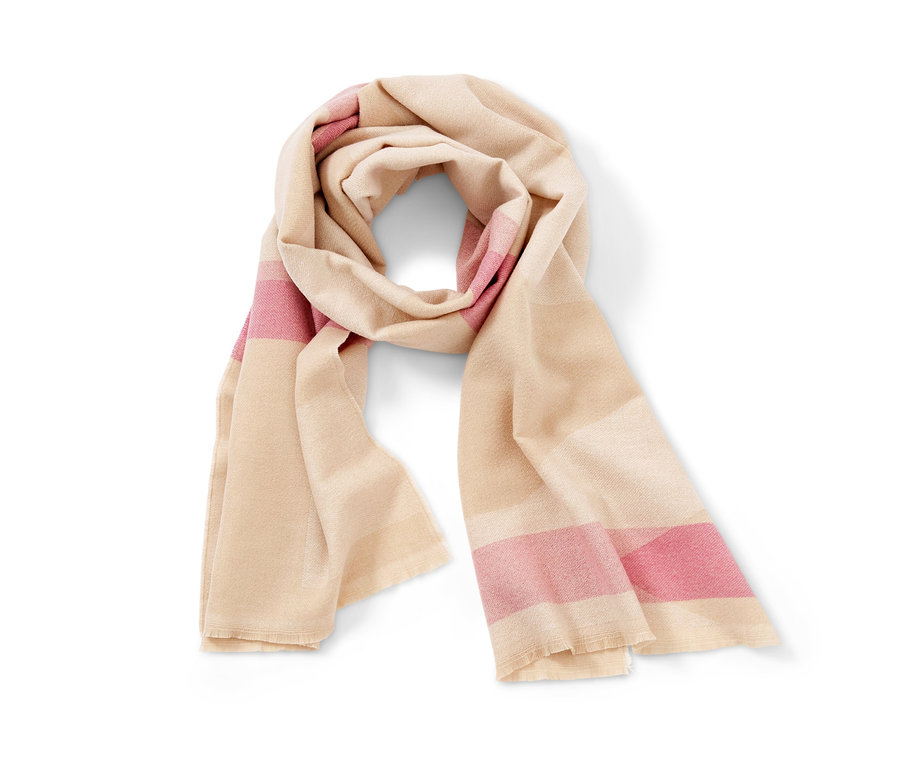 Beżowy szal w różowe paski z frędzlami.