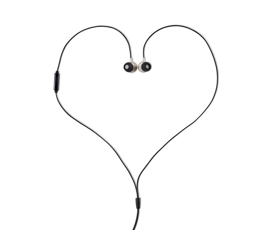 Czarne słuchawki douszne w kształcie serca.