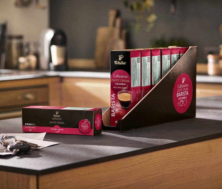 Pudełko kapsułek Cafissimo Latte Crema Barista na blacie kuchennym.