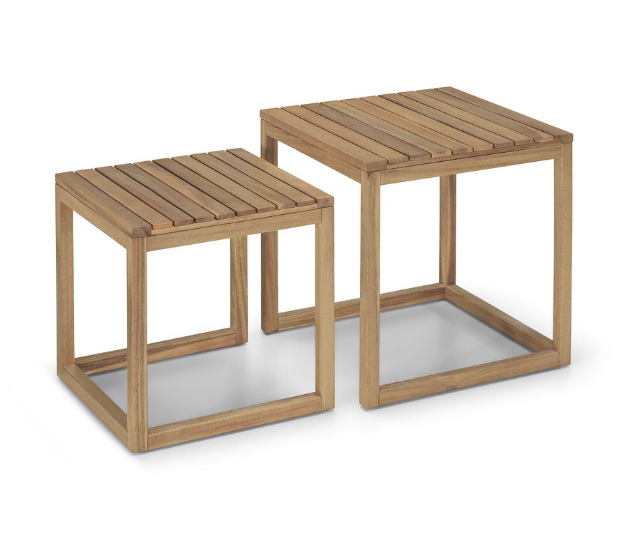 Dwa stoliki kawowe »Lenja« z drewna akacjowego na białym tle.
