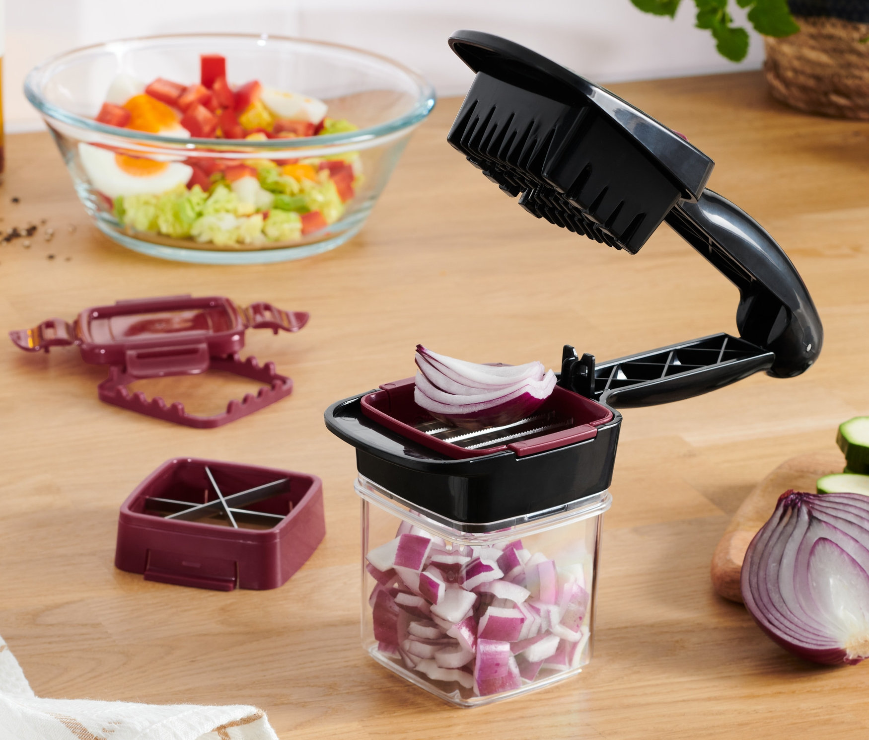 Czerwona cebula jest krojona za pomocą krajalnicy Nicer Dicer Quick.