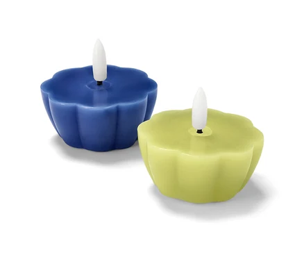 Dwie pływające świeczki LED typu tea light z prawdziwego wosku, jedna niebieska i jedna żółta.